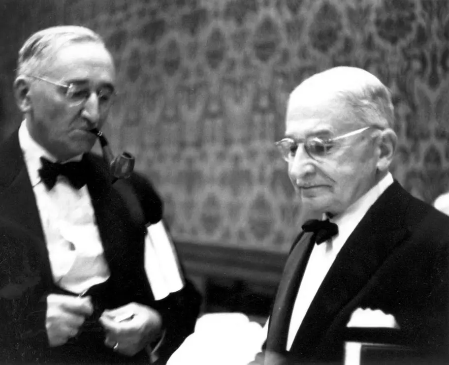 Hayek y Mises desarrolladores principales de la teoría austriaca del ciclo económico.