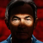 Jerome Powell con fondo rojo.