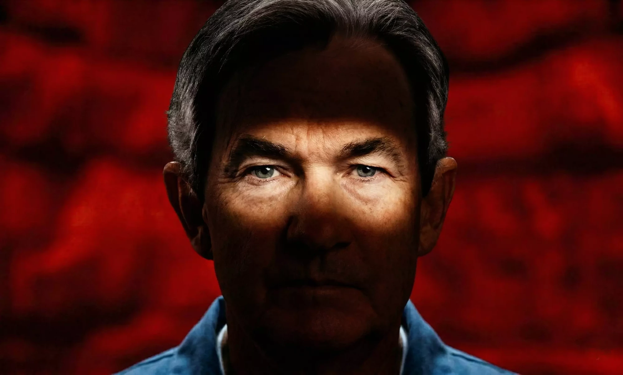 Jerome Powell con fondo rojo.